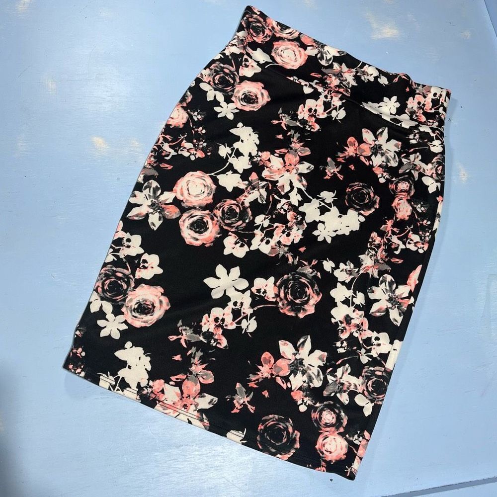 ULTRA FLIRT BLACK PINK FLORAL PENCIL SKIRT SIZE MEDIUM W SLIT IN BACK